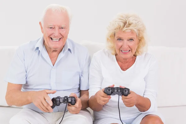 Casal idoso jogando videogames — Fotografia de Stock