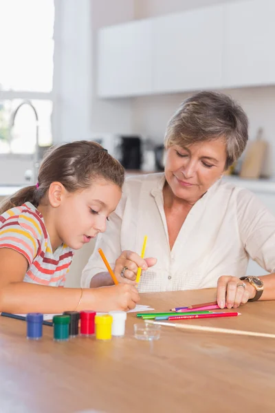 Dibujo infantil con su abuela — Foto de Stock