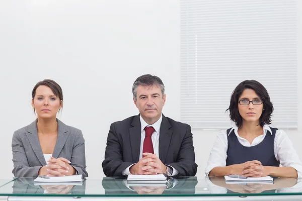 Drei Unternehmen, die die Hände falten — Stockfoto