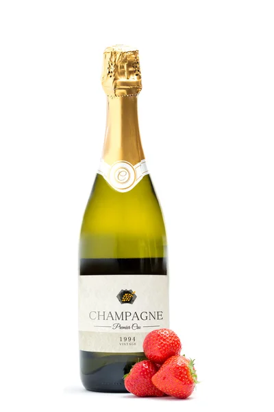 Bottiglia di champagne con tre fragole — Foto Stock