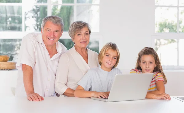 Kinder und Großeltern blicken gemeinsam mit ihren Eltern in die Kamera. — Stockfoto