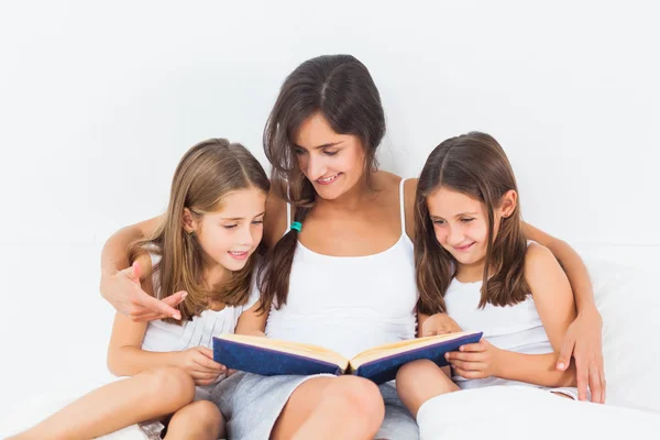 Mère et ses enfants regardent un album photo — Photo