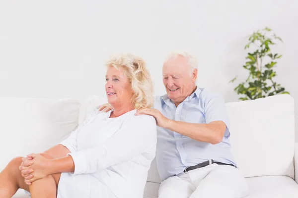 Viejo masajeando a una anciana —  Fotos de Stock