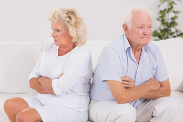 Mujer infeliz enojada contra un anciano — Foto de Stock