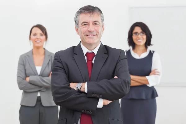 Affärsman och hans team leende stående — Stockfoto