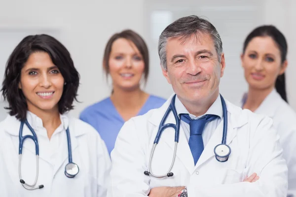 Dos médicos y dos enfermeras sonriendo — Foto de Stock