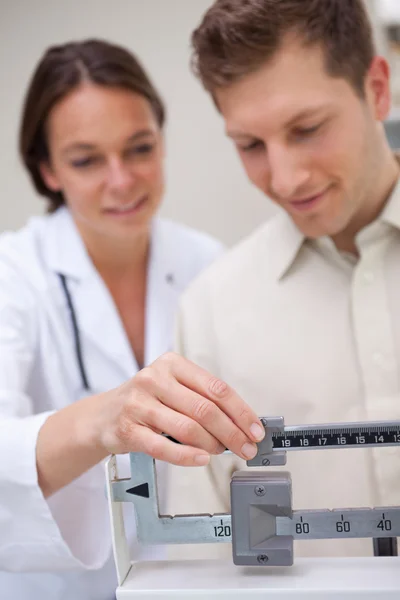 Medical scale getting adjusted — Stock Photo, Image