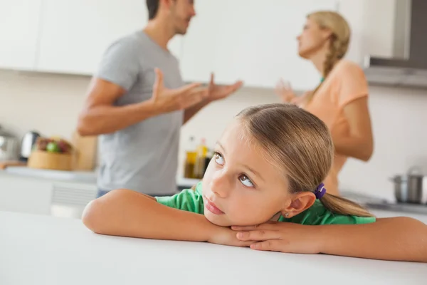 Pais irritados discutindo atrás de uma menina triste — Fotografia de Stock