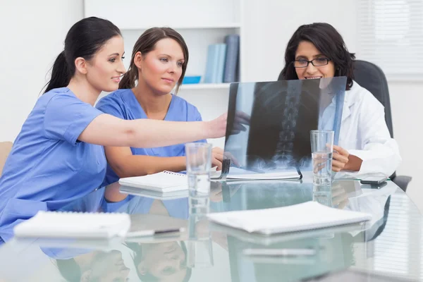 Nurse and doctor looking at x-ray — Stock Photo, Image