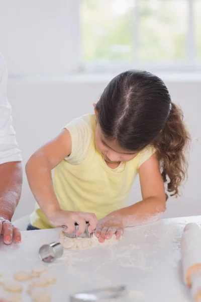 Petite fille préparant des biscuits — Photo