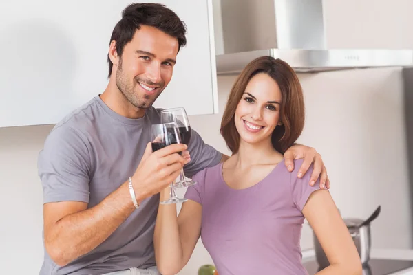 Couple toasting and looking at camera — Stock Photo, Image
