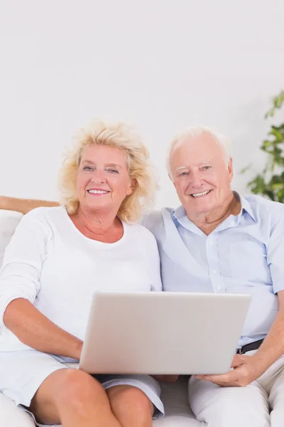 Casal envelhecido usando um laptop juntos — Fotografia de Stock
