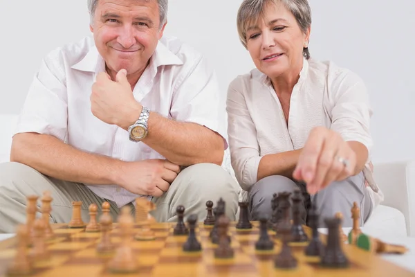 Vieux couple jouant aux échecs — Photo