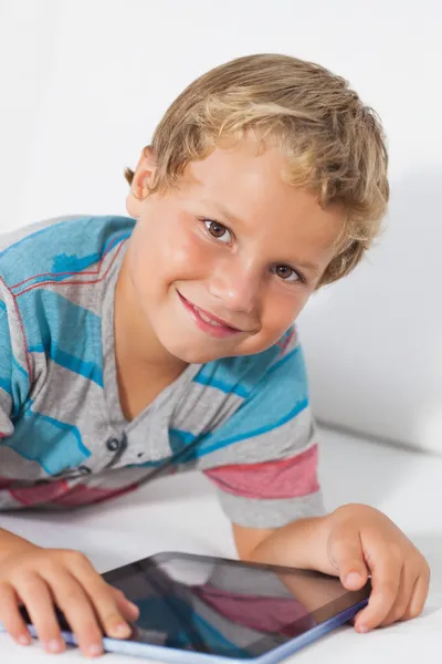 Lachende jongen met behulp van een Tablet PC — Stockfoto
