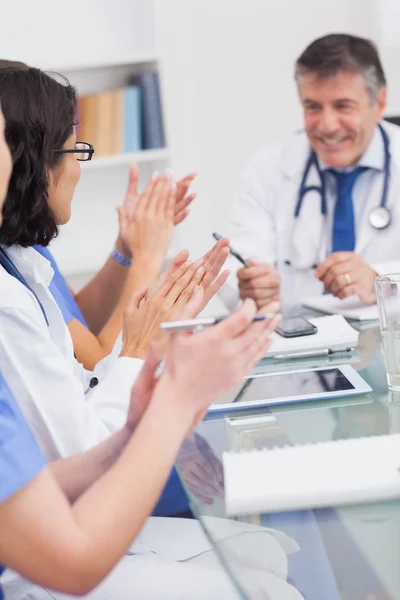 Enfermeiras aplaudindo um médico — Fotografia de Stock