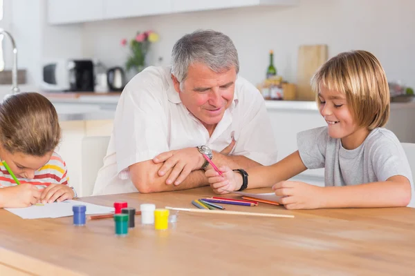 Grandfather and her grandchildren drawing — Stock Photo, Image