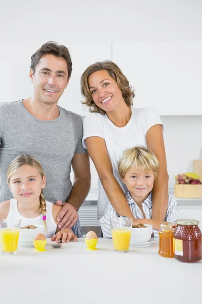 Smiling family at breakfast — Stock Photo, Image