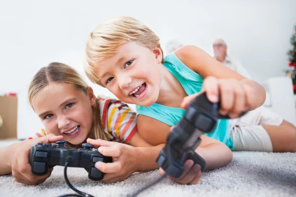 Broers en zussen plezier spelen van videospellen — Stockfoto