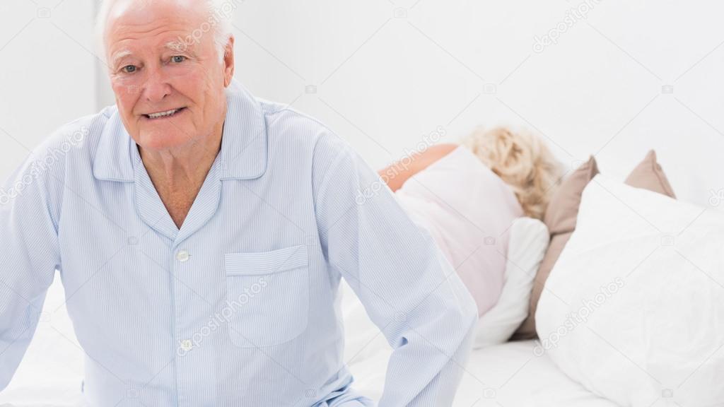 Недержание мочи у пожилых. Мочеиспускание у пожилых. Старческий запор. Женщина в памперсе. Недержание у пожилых.