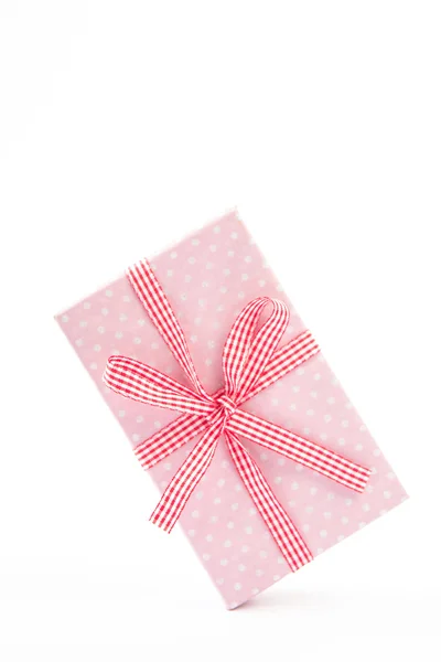 Bonito regalo rosa sobre un fondo blanco — Foto de Stock