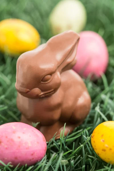 Huevos coloridos de Pascua con conejito de chocolate —  Fotos de Stock