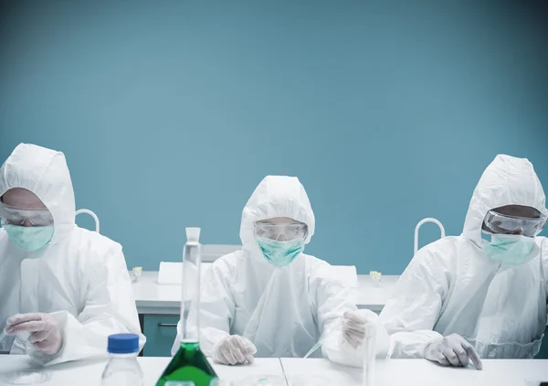Químicos trabajando en trajes de protección — Foto de Stock