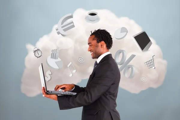 Gelukkig zakenman verbinding maken met cloud computing — Stockfoto