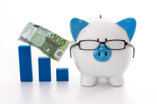 Piggy banco usando óculos com modelo gráfico azul e cem eur — Fotografia de Stock