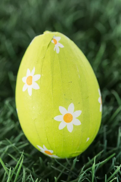 Folha verde envolto ovo de páscoa — Fotografia de Stock