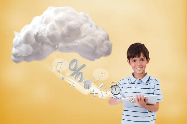 Roztomilý chlapec připojení pomocí tabletu na cloud computing — Stock fotografie