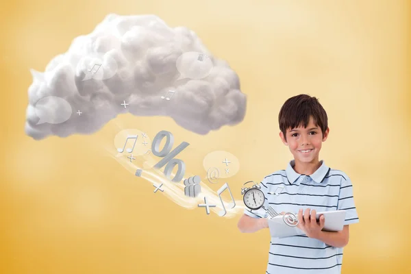 Ragazzo carino utilizzando tablet per connettersi al cloud computing — Foto Stock