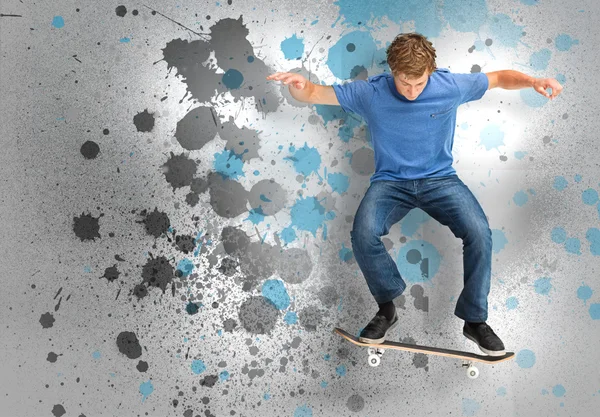 Мужчина-скейтбордист делает трюк Олли — стоковое фото