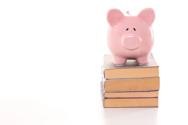 Piggy bank rosa em livros — Fotografia de Stock