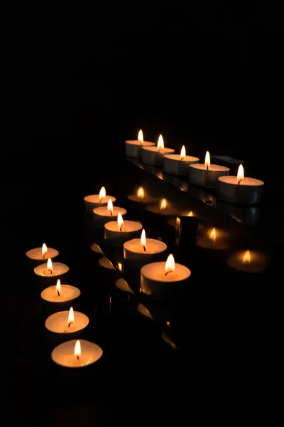 Candele all'altare che illuminano l'oscurità — Foto Stock