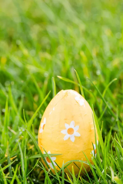 Oeuf de Pâques orange assis dans l'herbe — Photo