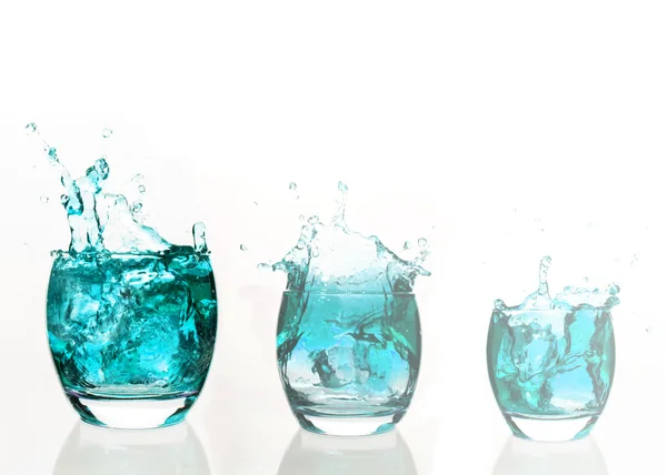 Soluk mavi sıvı içinde tumbler sıçramasına seri halinde düzenlenmesi — Stok fotoğraf