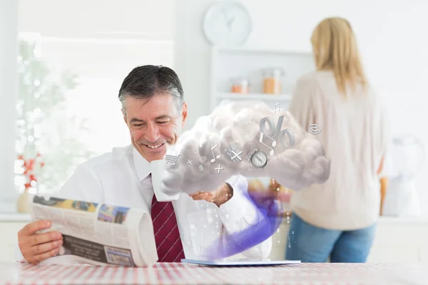 Hombre sonriendo mientras lee el periódico antes del trabajo — Foto de Stock
