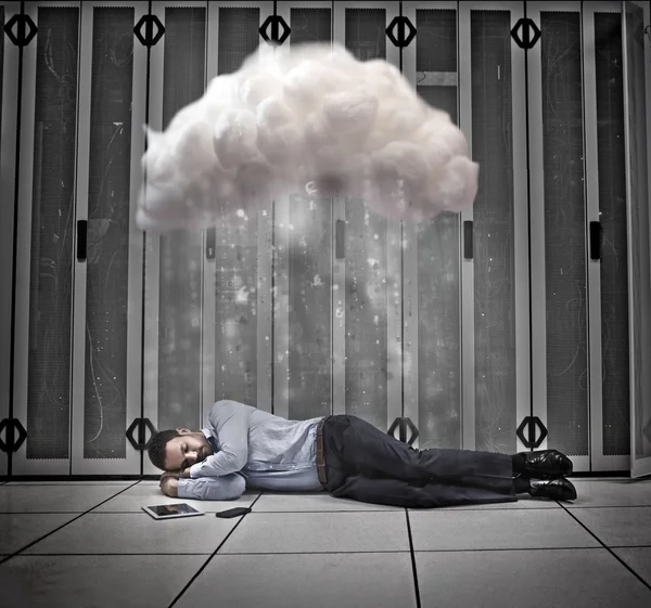Trabajador de datos durmiendo bajo la nube en el centro de datos — Foto de Stock