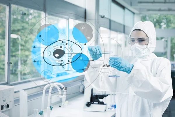 Cientista em terno de proteção trabalhando com interface de diagrama de células — Fotografia de Stock