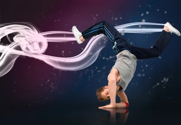 Break dancer showing his agility and balance — Stock Photo, Image