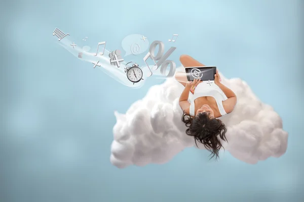 Brünette Mädchen verbinden sich mit Cloud Computing — Stockfoto