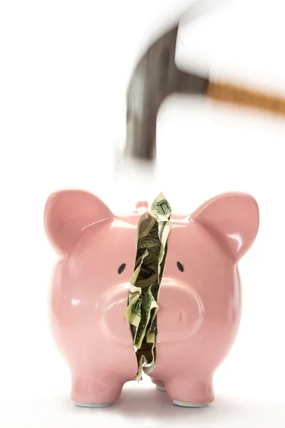 Martelo quebrando porquinho banco com dinheiro dentro — Fotografia de Stock