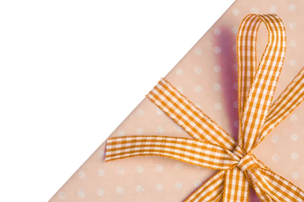 Yellow gift wrapped present with gingham ribbon — Stock Photo, Image