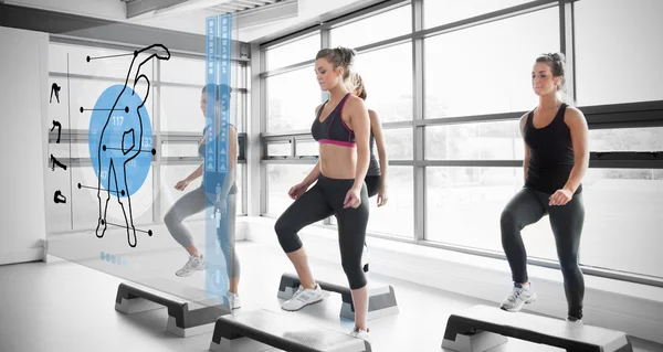 Entrenamiento de mujeres con interfaz azul que les muestra cómo hacer — Foto de Stock