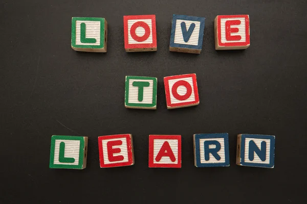Amor para aprender a mensagem em blocos de madeira — Fotografia de Stock