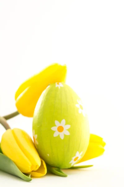 Œuf de Pâques vert avec tulipes jaunes — Photo