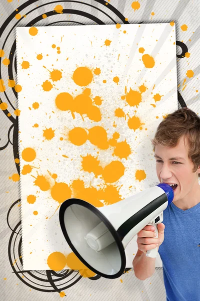 Joven escuchando música y mordiendo un cable sobre fondo blanco — Stockfoto