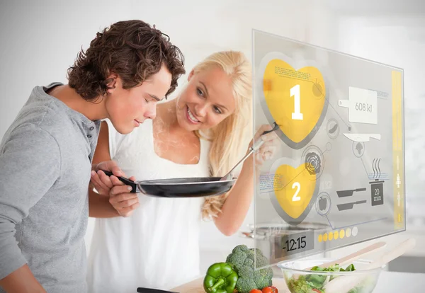 Casal preparando jantar usando interface futurista — Fotografia de Stock