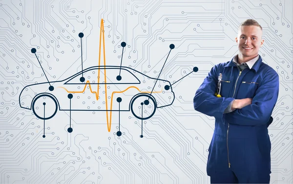 Mechaniker steht stolz vor einem Diagramm-Auto auf der Rückbank — Stockfoto