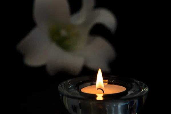 Iluminación de vela de luz de té en soporte de vidrio —  Fotos de Stock